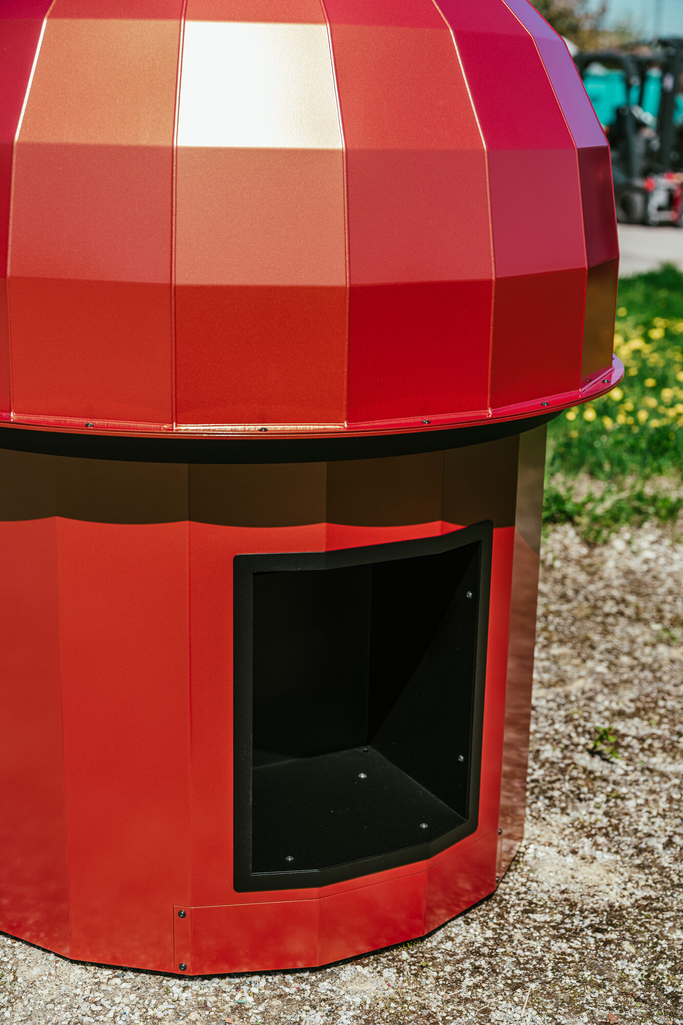 Roter THOLOS mit facettierter Kuppel und geöffnetem Staufach