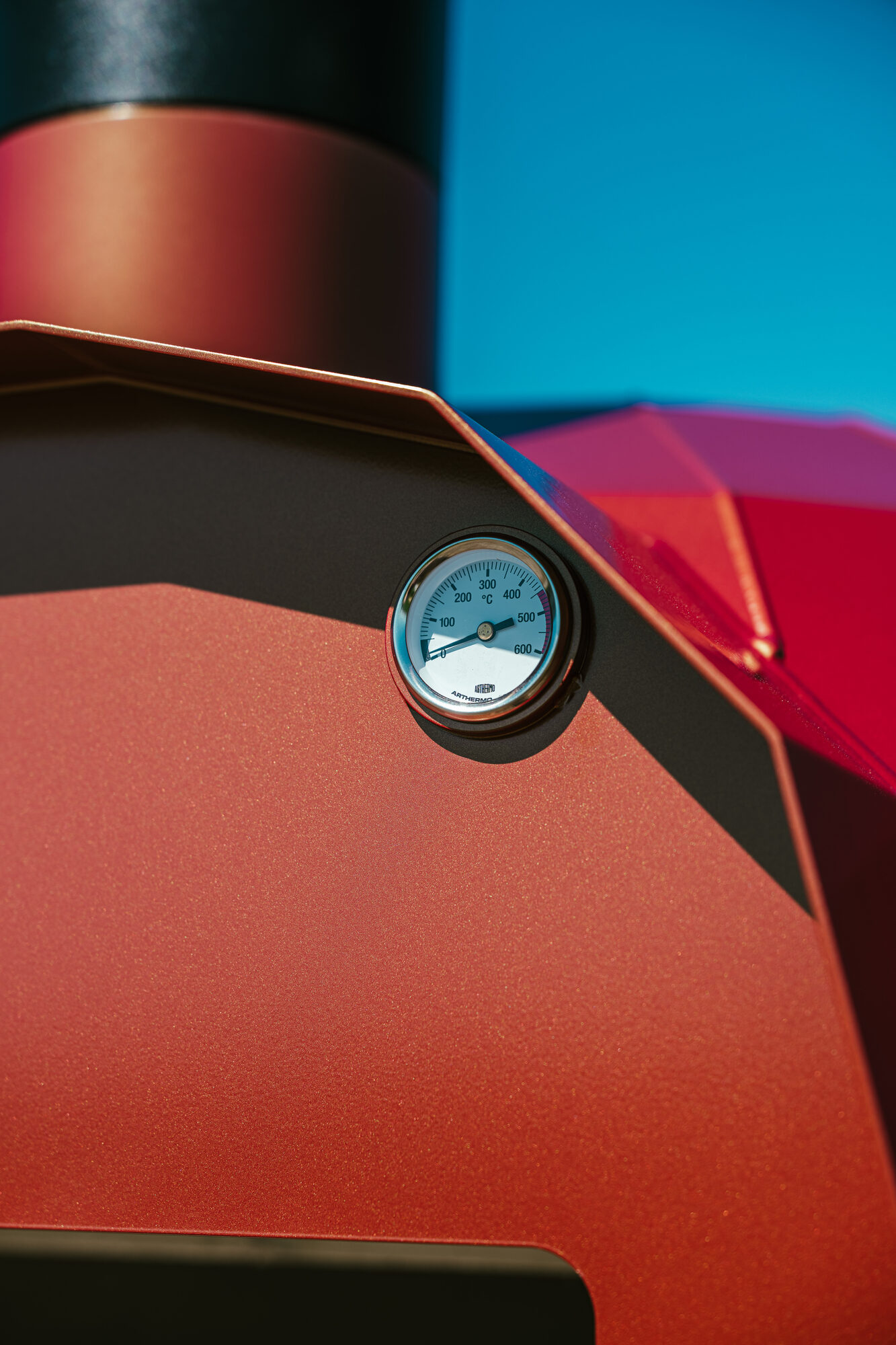 Facettierte Kuppel des THOLOS mit Thermometer im Detail