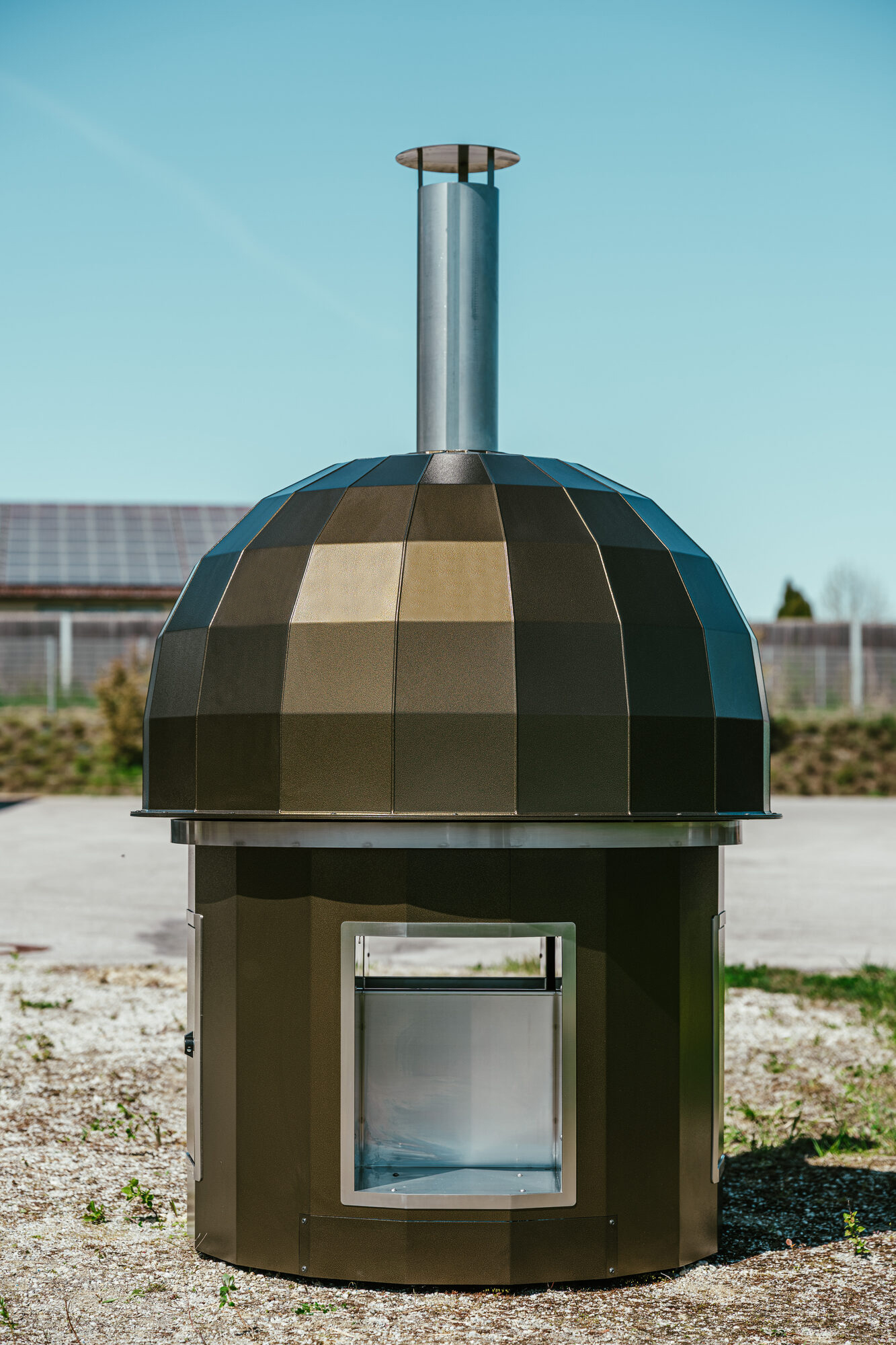 THOLOS Holzbackofen in Bronze, freistehend in Frontalansicht